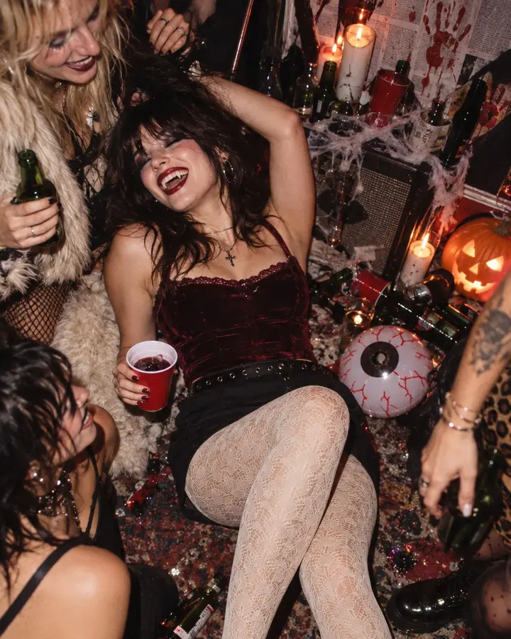 Chica tumbada con un vaso rojo y pantis AIRE blancos